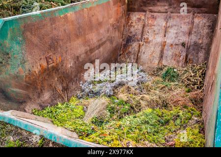 Großer Behälter mit Grünabfall in öffentlichen Parks, Recycling- oder Anlagen, Kompostierung Stockfoto