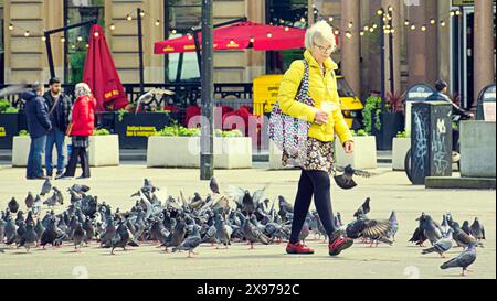 Glasgow, Schottland, Großbritannien. 29. Mai 2024: Wetter in Großbritannien: Warmer Tag, als Einheimische und Touristen in der Stadt mittags auf dem george Square spazierten. Credit Gerard Ferry/Alamy Live News Stockfoto