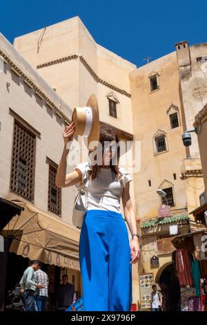 Junge Frau in Hut am Nejjarine Square, Fès Stockfoto
