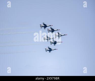 Die U.S. Air Force Thunderbirds Squadron tritt am 12. Mai 2024 während der Fort Lauderdale Air Show in Fort Lauderdale Beach, FL, auf Stockfoto