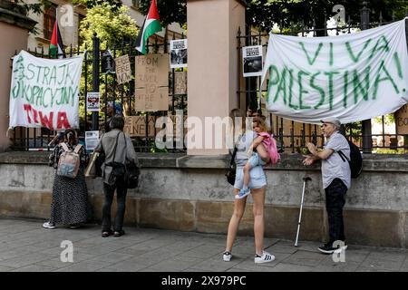 28. Mai 2024, Krakau, Malopolskie, Polen: Studenten der Jagiellonia-Universität unterhalten sich mit den Passanten auf einer bekannten Grodzka-Straße, während sie einen Arbeitsstreik auf dem Hof des Collegium Broscianum für eine Woche zur Unterstützung Palästinas durchführen. Die Studenten führten einen friedlichen Angriff gegen Israel auf Palästina durch. Polnische Studenten protestierten gegen das, was sie als Völkermord bezeichnen, als mehr als 35 000 Palästinenser in diesem siebenmonatigen Konflikt getötet wurden. Israel Griff den Gazastreifen an, nachdem die Hamas am 7. Oktober 2023 mehr als 11 hundert Menschen in Israel infiltriert und getötet hatte. (Kreditbild: © Dominika Z Stockfoto