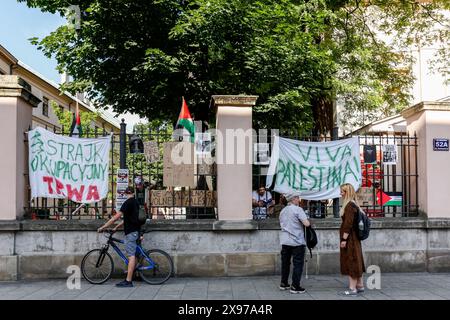 28. Mai 2024, Krakau, Malopolskie, Polen: Studenten der Jagiellonia-Universität unterhalten sich mit den Passanten auf einer bekannten Grodzka-Straße, während sie einen Arbeitsstreik auf dem Hof des Collegium Broscianum für eine Woche zur Unterstützung Palästinas durchführen. Die Studenten führten einen friedlichen Angriff gegen Israel auf Palästina durch. Polnische Studenten protestierten gegen das, was sie als Völkermord bezeichnen, als mehr als 35 000 Palästinenser in diesem siebenmonatigen Konflikt getötet wurden. Israel Griff den Gazastreifen an, nachdem die Hamas am 7. Oktober 2023 mehr als 11 hundert Menschen in Israel infiltriert und getötet hatte. (Kreditbild: © Dominika Z Stockfoto