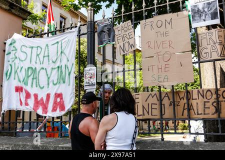 28. Mai 2024, Krakau, Malopolskie, Polen: Studenten der Jagiellonia-Universität unterhalten sich mit den Passanten auf einer bekannten Grodzka-Straße, während sie einen Arbeitsstreik auf dem Hof des Collegium Broscianum für eine Woche zur Unterstützung Palästinas durchführen. Die Studenten führten einen friedlichen Angriff gegen Israel auf Palästina durch. Polnische Studenten protestierten gegen das, was sie als Völkermord bezeichnen, als mehr als 35 000 Palästinenser in diesem siebenmonatigen Konflikt getötet wurden. Israel Griff den Gazastreifen an, nachdem die Hamas am 7. Oktober 2023 mehr als 11 hundert Menschen in Israel infiltriert und getötet hatte. (Kreditbild: © Dominika Z Stockfoto