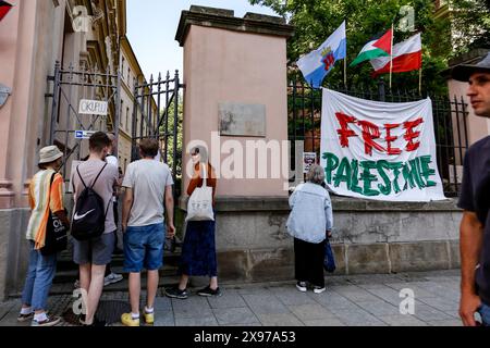 28. Mai 2024, Krakau, Malopolskie, Polen: Studenten der Jagiellonia-Universität unterhalten sich mit den Passanten auf einer bekannten Grodzka-Straße, während sie einen Arbeitsstreik auf dem Hof des Collegium Broscianum für eine Woche zur Unterstützung Palästinas durchführen. Die Studenten führten einen friedlichen Angriff gegen Israel auf Palästina durch. Polnische Studenten protestierten gegen das, was sie als Völkermord bezeichnen, als mehr als 35 000 Palästinenser in diesem siebenmonatigen Konflikt getötet wurden. Israel Griff den Gazastreifen an, nachdem die Hamas am 7. Oktober 2023 mehr als 11 hundert Menschen in Israel infiltriert und getötet hatte. (Kreditbild: © Dominika Z Stockfoto