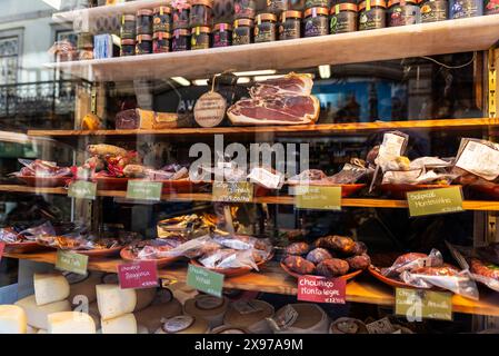 Porto, Portugal - 23. November 2023: Ausstellung eines Gourmetgeschäfts mit Käse, Schinken und Wurst in Porto oder Porto, Portugal Stockfoto