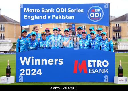 Englands Heather Knight (Mitte rechts) hebt die Trophäe mit ihren Teamkollegen nach dem Sieg in der Metro Bank ODI Series gegen Pakistan während des dritten eintägigen internationalen Frauenspiels auf dem Cloud County Ground in Chelmsford. Bilddatum: Mittwoch, 29. Mai 2024. Stockfoto