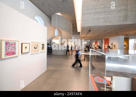 Sachsen Dresden Blockhaus Besichtigung des ab 5. Mai besuchbare Archiv der Avantgarden - Egidio Marzona ADA als neues Museum und Forschungseinrichtung Dresden -hier wurden 1,7 Millionen Objekte des Kunstsammlers Schenkung an die SKD untergebracht und das Blockhaus auf außergewöhnliche Weise in 6 Jahren umgebaut - Umgestaltung erfolgte durch das spanische Architektenbüro Nieto Sobejano Arquitectos - ein über der Ausstellungsfläche schwebender Kubus ist der besondere Blickfang für die Besuchrt - das ADA ist weltweit einzigartig - hier Blick auf die Ausstellungsräume unter dem Kubus 010524 0105. Stockfoto