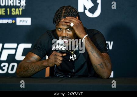 NEWARK, NJ - 29. MAI: Kevin Holland interagiert mit Medien während des UFC 302 Media Day im Prudential Center am 29. Mai 2024 in Newark, USA. (Foto: Matt Davies/PxImages) Credit: PX Images/Alamy Live News Stockfoto