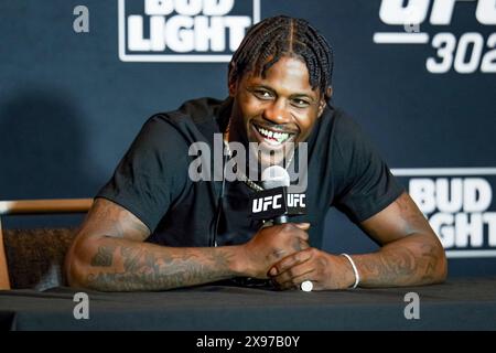 NEWARK, NJ - 29. MAI: Kevin Holland interagiert mit Medien während des UFC 302 Media Day im Prudential Center am 29. Mai 2024 in Newark, USA. (Foto: Matt Davies/PxImages) Credit: PX Images/Alamy Live News Stockfoto