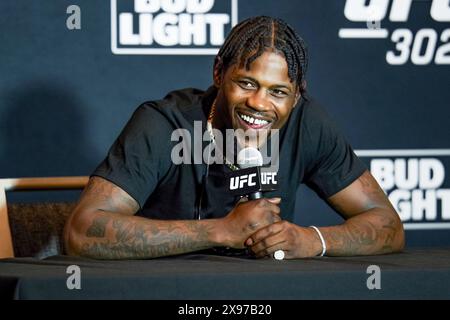 NEWARK, NJ - 29. MAI: Kevin Holland interagiert mit Medien während des UFC 302 Media Day im Prudential Center am 29. Mai 2024 in Newark, USA. (Foto: Matt Davies/PxImages) Credit: PX Images/Alamy Live News Stockfoto