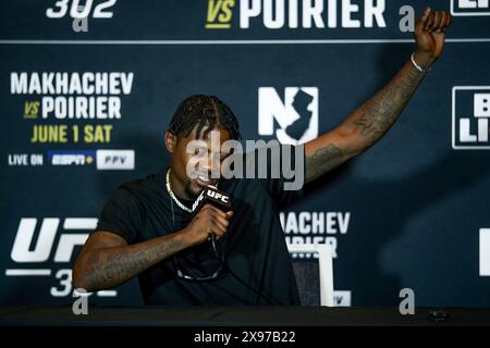 NEWARK, NJ - 29. MAI: Kevin Holland interagiert mit Medien während des UFC 302 Media Day im Prudential Center am 29. Mai 2024 in Newark, USA. (Foto: Matt Davies/PxImages) Credit: PX Images/Alamy Live News Stockfoto