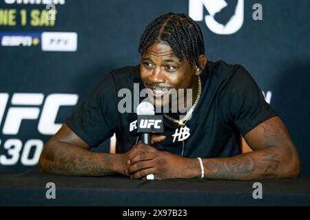 NEWARK, NJ - 29. MAI: Kevin Holland interagiert mit Medien während des UFC 302 Media Day im Prudential Center am 29. Mai 2024 in Newark, USA. (Foto: Matt Davies/PxImages) Credit: PX Images/Alamy Live News Stockfoto