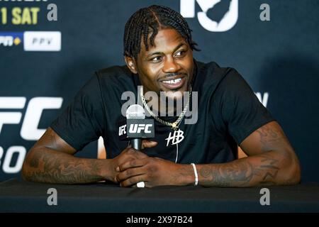 NEWARK, NJ - 29. MAI: Kevin Holland interagiert mit Medien während des UFC 302 Media Day im Prudential Center am 29. Mai 2024 in Newark, USA. (Foto: Matt Davies/PxImages) Credit: PX Images/Alamy Live News Stockfoto