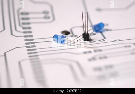 Ingenieurprojekte, Planung und Konstruktion in der Elektro- und Elektronikindustrie. Schaltplan und Komponenten. Schwerpunkt auf Transistor und LED. Stockfoto