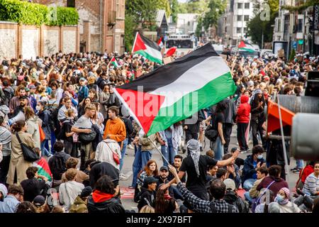 Brüssel, Belgien Mai 2024. Demonstranten, die während einer Aktion vor der israelischen Botschaft in Belgien am Mittwoch, den 29. Mai 2024, in Brüssel gezeigt wurden. Israel setzt seinen Krieg in Gaza fort und bombardiert Städte. Bei den Angriffen wurden nach dem Aufschwung der Hamas am 7. Oktober 2023 rund 34,000 Palästinenser getötet, bei denen 1200 Menschen getötet und über 200 Geiseln genommen wurden. BELGA FOTO HATIM KAGHAT Credit: Belga News Agency/Alamy Live News Stockfoto