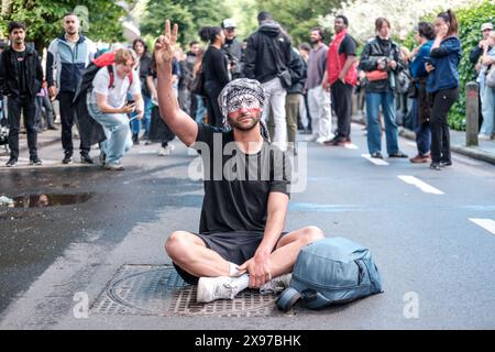 Brüssel, Belgien Mai 2024. Demonstranten, die während einer Aktion vor der israelischen Botschaft in Belgien am Mittwoch, den 29. Mai 2024, in Brüssel gezeigt wurden. Israel setzt seinen Krieg in Gaza fort und bombardiert Städte. Bei den Angriffen wurden nach dem Aufschwung der Hamas am 7. Oktober 2023 rund 34,000 Palästinenser getötet, bei denen 1200 Menschen getötet und über 200 Geiseln genommen wurden. BELGA FOTO HATIM KAGHAT Credit: Belga News Agency/Alamy Live News Stockfoto