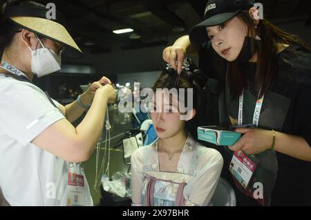 Hangzhou, China. Mai 2024. Ein Cosplayer trägt Make-up beim 20. China International Cartoon and Animation Festival in Hangzhou, China, am 29. Mai 2024. (Foto: Costfoto/NurPhoto) Credit: NurPhoto SRL/Alamy Live News Stockfoto