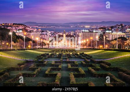 Blick auf den Lissabonner Marquis of Pombal Square vom Eduardo VII Park bei Nacht, Portugal Stockfoto