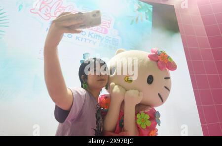 Hangzhou, China. Mai 2024. Besucher posieren für ein Foto mit Hello Kitty beim 20. China International Cartoon and Animation Festival am 29. Mai 2024 in Hangzhou, China. (Foto: Costfoto/NurPhoto) Credit: NurPhoto SRL/Alamy Live News Stockfoto