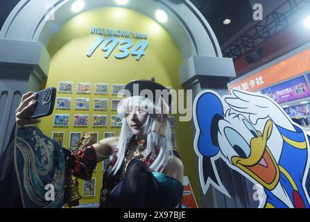 Hangzhou, China. Mai 2024. Cosplay-Fans posieren für ein Foto mit Disney's Donald Duck beim 20. China International Cartoon and Animation Festival in Hangzhou, China, am 29. Mai 2024. (Foto: Costfoto/NurPhoto) Credit: NurPhoto SRL/Alamy Live News Stockfoto