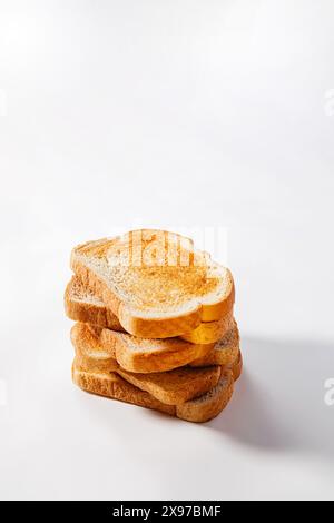Stapeln Sie geröstete Brotscheiben auf weißem Hintergrund, Frühstücksessen Stockfoto