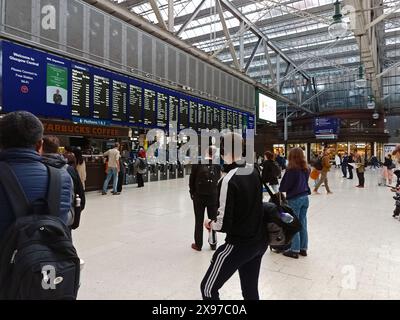 GLASGOW. GLASGOW CITY. SCHOTTLAND. 05-02-24. Glasgow Central Railway Station, in der Halle neben den Ankunfts- und Abfahrtstafeln am Bahnsteig Stockfoto