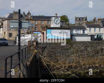 MILLPORT, ISLE OF CUMBRAE, NORTH AYRSHIRE, SCHOTTLAND, 05-02-24. Hafenzeichen und Uhr. Stockfoto