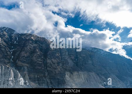 Wolken über den Bergen, Berge und Wolken, schneebedeckte Berggipfel, Berg in nepal, Mount everest Country Stockfoto