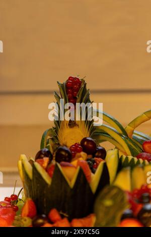 Obstkorb mit verschiedenen Früchten, dekoriert Stockfoto