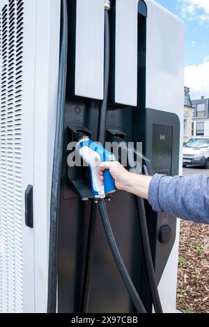 Elektrische Handpumpe für Auto im Gastank. Brennstoff-, Öl-, Gas- oder Solarstation in der Stadt aus nächster Nähe. Stockfoto