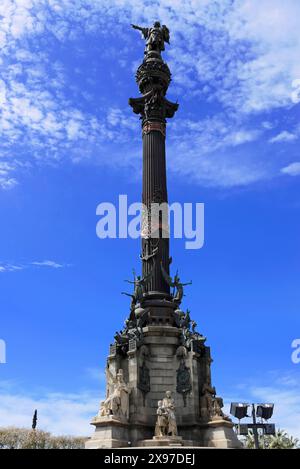 Monument A Colom, Colombus Column, Barcelona, Katalonien, Spanien, Europa, hohe Säule mit Statue und anderen Skulpturen vor einem blauen Himmel Stockfoto