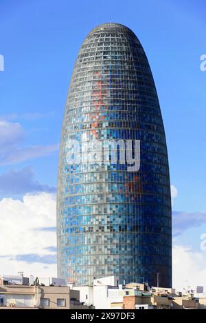 Der Turm des Ruhms, früher Torre Agbar genannt, im Stadtteil Poblenou von Barcelona, Spanien, hoher ovaler Wolkenkratzer vor klarem Himmel Stockfoto