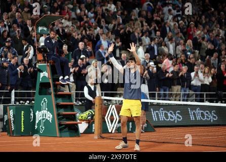 Paris, Frankreich. Mai 2024. Der drittplatzierte Carlos Alcaraz aus Spanien feiert seinen Sieg gegen Jesper de Jong aus den Niederlanden am Mittwoch, den 29. Mai 2024, am Ende des zweiten Rundenspiels der French Tennis Open in Roland Garros in Paris. Alcaraz gewann 6:3, 6:4, 2:6, 6:2. Foto: Maya Vidon-White/UPI Credit: UPI/Alamy Live News Stockfoto