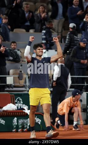 Paris, Frankreich. Mai 2024. Der drittplatzierte Carlos Alcaraz aus Spanien feiert seinen Sieg gegen Jesper de Jong aus den Niederlanden am Mittwoch, den 29. Mai 2024, am Ende des zweiten Rundenspiels der French Tennis Open in Roland Garros in Paris. Alcaraz gewann 6:3, 6:4, 2:6, 6:2. Foto: Maya Vidon-White/UPI Credit: UPI/Alamy Live News Stockfoto