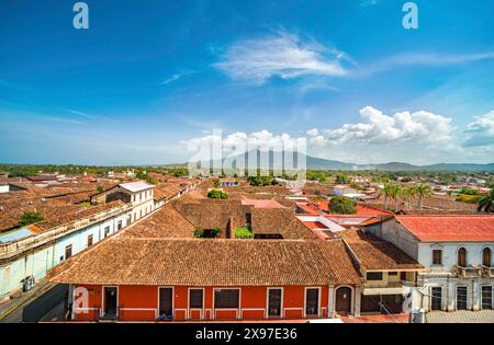 Blick auf die gekachelten Dächer der farbenfrohen Gebäude in Granada, Nicaragua. Blick von oben auf die Fassade der farbenfrohen Kolonialgebäude in der Stadt Granada Stockfoto