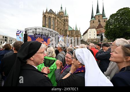 Erfurt, Deutschland. Mai 2024. Zur Eröffnung des 103. Deutschen Katholischen Tages in Erfurt stehen zahlreiche Menschen auf dem Domplatz. 20.000 Teilnehmer aus ganz Deutschland werden an der fünftägigen christlichen Versammlung erwartet. Bis Sonntag sind rund 500 Veranstaltungen geplant. Das biblische Motto des Katholikentages lautet: "Die Zukunft gehört dem Menschen des Friedens". Quelle: Hendrik Schmidt/dpa/Alamy Live News Stockfoto