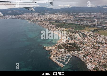 Palma, Spanien. April 2024 30. Aus der Vogelperspektive vom Flugzeug auf den Strand von Palma de Mallorca und die Stadt Palma (oben). Frank Rumpenhorst/dpa/Alamy Live News Stockfoto