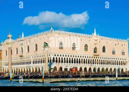 Herzogspalast am Markusplatz und Canal Grande mit vielen Gondeln an einem sonnigen Tag in Venedig, Venetien, Italien Stockfoto