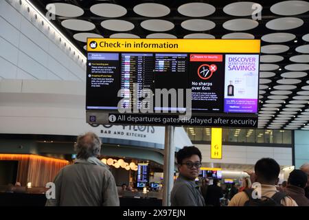 Flughafen London Heathrow Terminal 4 Check-in-Informationstafel, die Passagiere warnt, scharfe Gegenstände über 6 cm in England nicht zu verpacken Stockfoto
