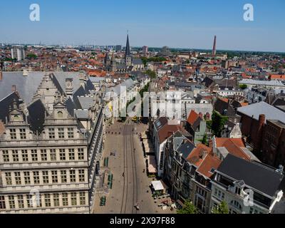 Panoramablick auf ein historisches Stadtzentrum mit vielen alten Gebäuden und Türmen an einem klaren Sommertag, mittelalterliche Stadt mit historischen Kirchen und Gebäuden Stockfoto