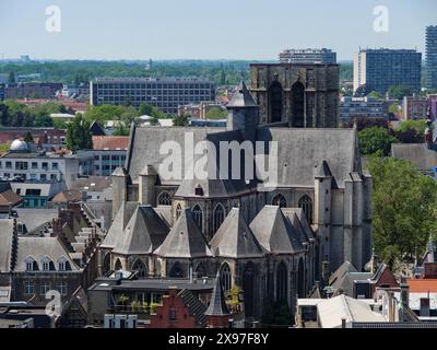 Mittelalterliche Kirche mit markanten Türmen und umliegenden Gebäuden im Blick auf die Stadt, mittelalterliche Stadt mit historischen Kirchen und Gebäuden von oben Stockfoto