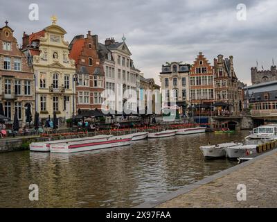 Stadtszene mit historischen Gebäuden entlang eines Kanals, Booten und einem bewölkten Himmel, Skyline einer historischen Stadt am Fluss mit alten Fassaden und wunderschön Stockfoto