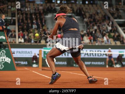 Paris, Frankreich. Mai 2024. Naomi Osaka aus Japan spielt am Mittwoch, den 29. Mai 2024, gegen den Polensieg IgA Swiatek in der zweiten Runde der French Tennis Open in Roland Garros in Paris. Swiatek gewann mit 6:7, 1:6, 7:5. Foto: Maya Vidon-White/UPI Credit: UPI/Alamy Live News Stockfoto
