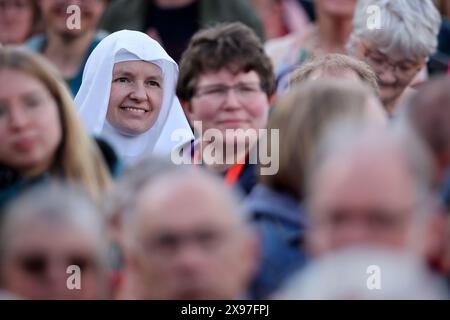 Erfurt, Deutschland. Mai 2024. Zur Eröffnung des 103. Deutschen Katholischen Tages in Erfurt stehen zahlreiche Menschen auf dem Domplatz. 20.000 Teilnehmer aus ganz Deutschland werden an der fünftägigen christlichen Versammlung erwartet. Bis Sonntag sind rund 500 Veranstaltungen geplant. Das biblische Motto des Katholikentages lautet: "Die Zukunft gehört dem Menschen des Friedens". Quelle: Jan Woitas/dpa/Alamy Live News Stockfoto