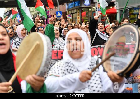 Berlin, Deutschland. Mai 2024. Teilnehmer mit palästinensischen Fahnen und Trommeln gehen während einer pro-palästinensischen Demonstration über eine Straße in Kreuzberg. Quelle: Paul Zinken/dpa/Alamy Live News Stockfoto