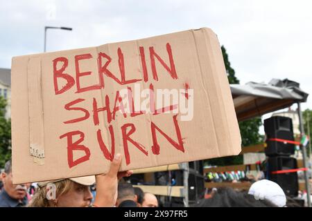 Berlin, Deutschland. Mai 2024. "Berlin soll brennen" steht auf einem Schild bei einer pro-palästinensischen Demonstration in Kreuzberg. Quelle: Paul Zinken/dpa/Alamy Live News Stockfoto