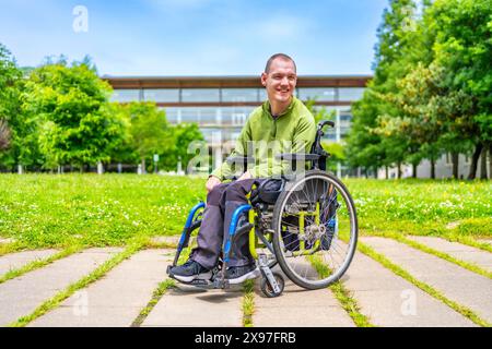 Langbildnis eines behinderten Mannes mit Zerebralparese auf dem Universitätscampus Stockfoto