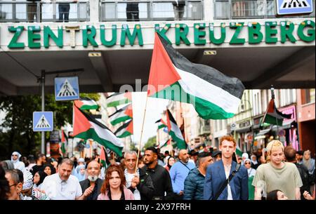 Berlin, Deutschland. Mai 2024. Während einer pro-palästinensischen Demonstration laufen Teilnehmer mit palästinensischen Fahnen auf einer Straße in Kreuzberg. Quelle: Paul Zinken/dpa/Alamy Live News Stockfoto