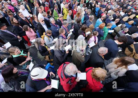 Erfurt, Deutschland. Mai 2024. Zur Eröffnung des 103. Deutschen Katholischen Tages in Erfurt stehen zahlreiche Menschen auf dem Domplatz. 20.000 Teilnehmer aus ganz Deutschland werden an der fünftägigen christlichen Versammlung erwartet. Bis Sonntag sind rund 500 Veranstaltungen geplant. Das biblische Motto des Katholikentages lautet: "Die Zukunft gehört dem Menschen des Friedens". Quelle: Jan Woitas/dpa/Alamy Live News Stockfoto