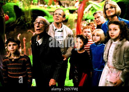 JUNI 2005 - L-R: FREDDIE HIGHMORE, DAVID KELLY, ADAM GODLEY, JORDANIEN BRJ, PHILIP WIEGRATZ, FRANZISKA TROEGNER, ANNASOPHIA ROBB, JAMES FOX, MISSI PYLE UND JULIA WINTER. Ã’Charlie and the Chocolate Factory, Ã“. BEREITGESTELLT VON K45302ES (ABBILDUNG: © JAMES M. KELLY/ZUMA WIRE) NUR ZUR REDAKTIONELLEN VERWENDUNG! Nicht für kommerzielle ZWECKE! Stockfoto